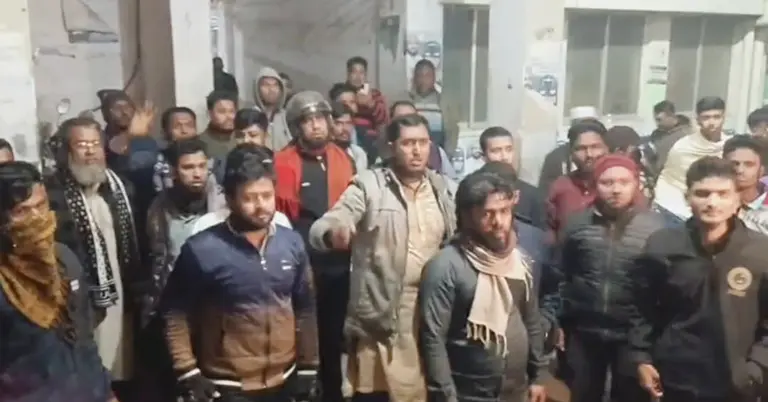 হাসপাতালের সামনে দুই দলের নেতাকর্মীদের মধ্যে উত্তেজনা